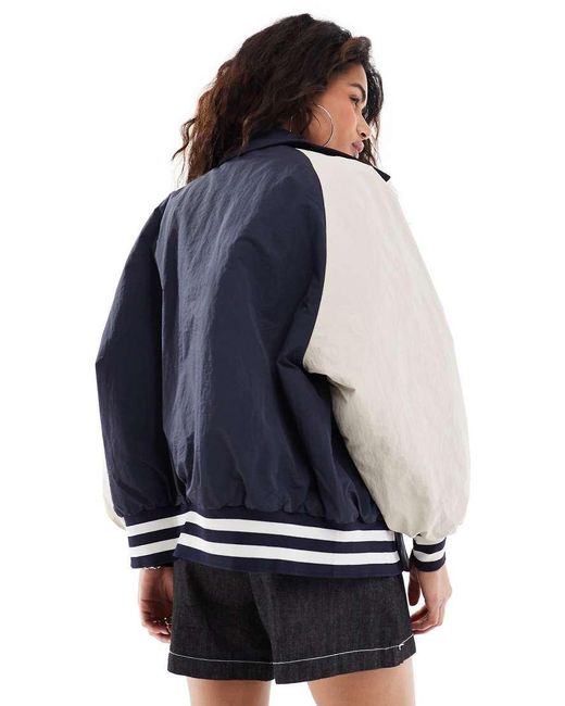 Chaqueta Bomber Con Mangas En Contraste Y Detalle De Solapas De Estilo Universitario De Lioness de color Blue