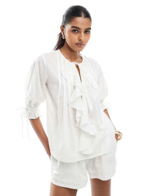 Top Con Volant, Dettaglio A Pieghe E Laccio Sul Davanti di ASOS in White