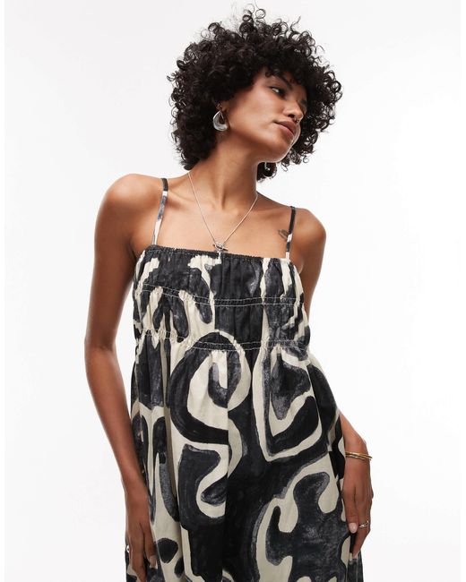 Robe mi-longue à enfiler en aspect lin imprimé avec buste froncé - noir et blanc TOPSHOP en coloris White