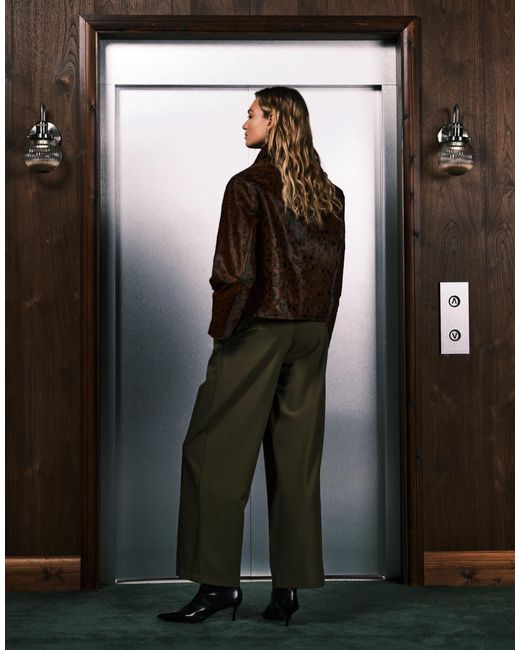 Pantalon ample et ajusté avec détail croisé asymétrique à boucle - kaki ASOS en coloris Black