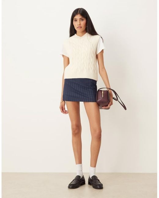 Maglione Senza Maniche Lavorato A Trecce Écru Con Scollo A V Alto di ASOS in Natural