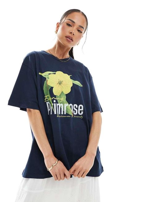 Camiseta Extragrande Con Estampado Gráfico De Flor "Primrose" De ASOS de color Blue