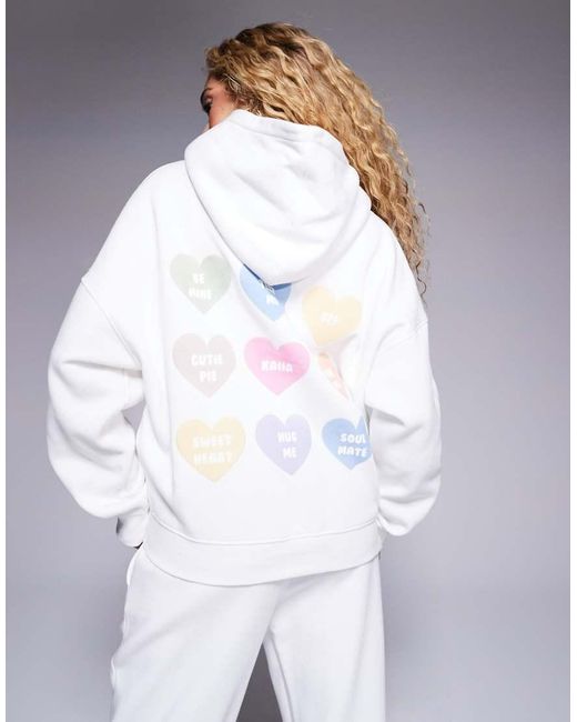 Felpa Color Panna Oversize Con Cappuccio E Stampa Di Cuori di Kaiia in White