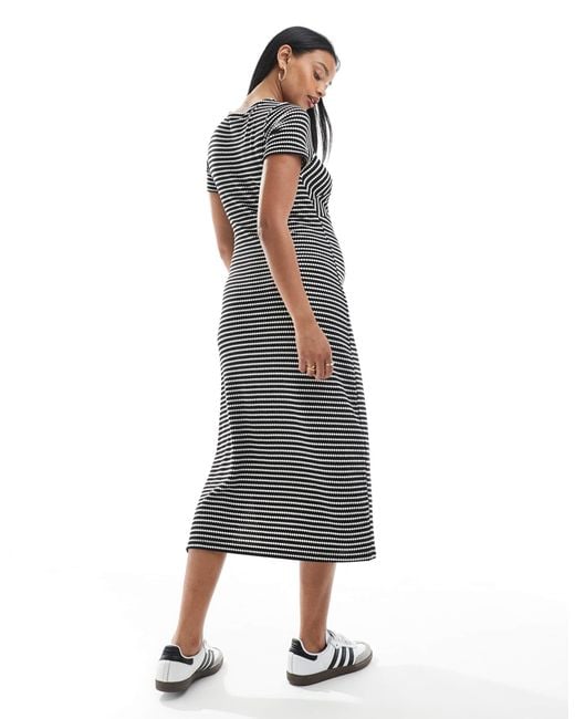 Mama.licious White Mamalicious maternity – midikleid aus jersey mit schwarz-em jacquard-streifenmuster und herzausschnitt, umstandsmode