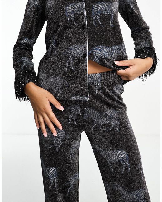 Pyjama avec top boutonné à côtes métallisées et pantalon à imprimé zèbres Chelsea Peers en coloris Black