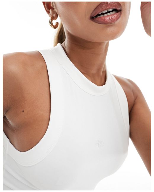Camiseta blanca corta sin mangas con detalle en contraste The Couture Club de color White