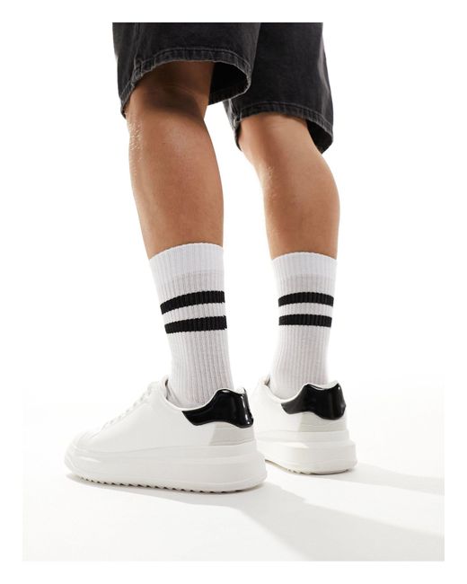 Chunky sneakers bianche con linguetta sul tallone a contrasto di Bershka in White da Uomo