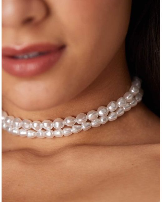 Collarino Con Perle D'Acqua Dolce Sintetiche A Strati di ASOS in Natural