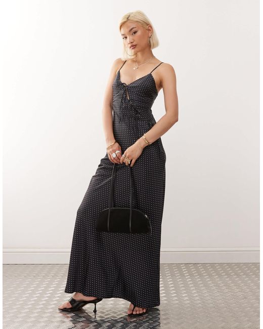 About a girl - robe longue en satin à pois avec découpe asymétrique à liens noués Lioness en coloris Black