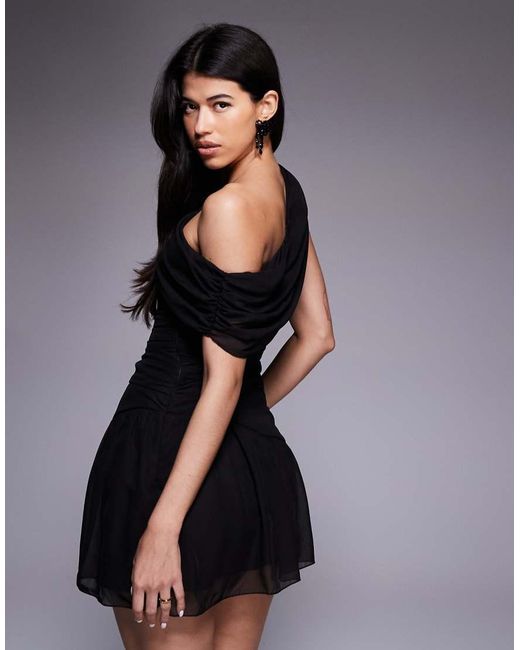 Fashionkilla Aangerimpelde Mini Jurk Van Chiffon Met Blote Schouder En Asymmetrische Zoom in het Black