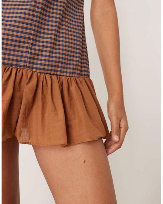 Vestido Recto Corto Sin Mangas A Cuadros Marrones Y Azul Marino Con Volante En El Bajo De ASOS de color Brown