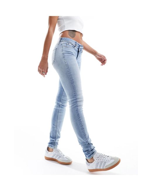 Jeans skinny a vita medio alta lavaggio chiaro di Calvin Klein in Blue
