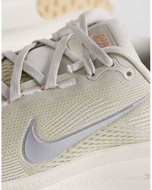 Nike White Vomero 18 Trainers