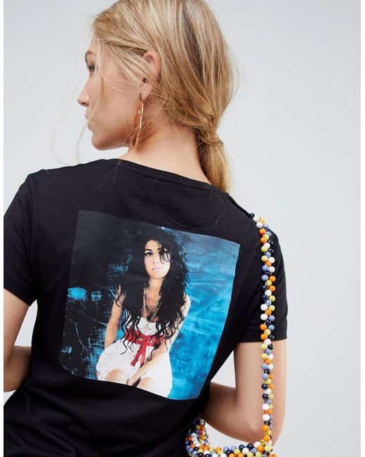 Camiseta con diseo de Amy Winehouse de Stradivarius de color Black