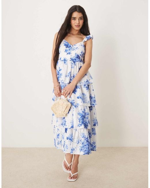 Rhys - robe mi-longue à imprimé fleuri avec volants étagés et manches évasées - blanc/bleu Nobody's Child en coloris Blue