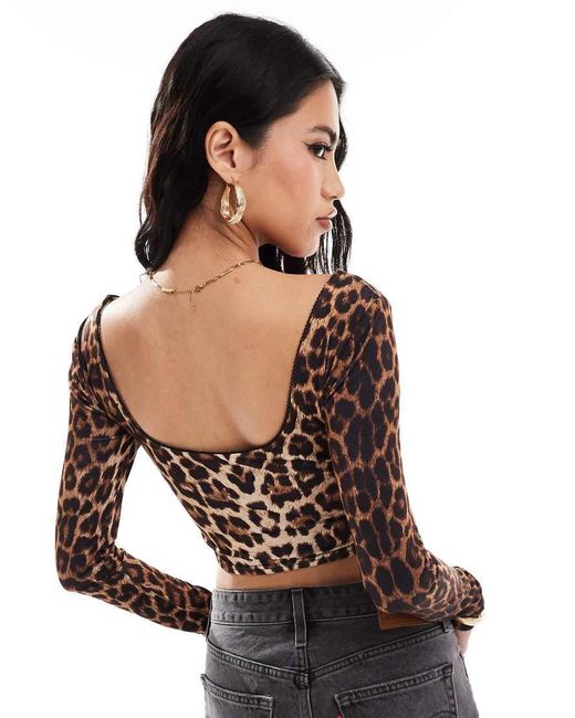 Top Sinuoso Con Scollo Rotondo, Stampa Leopardata, Fiocco E Schiena Scoperta di Kaiia in Black