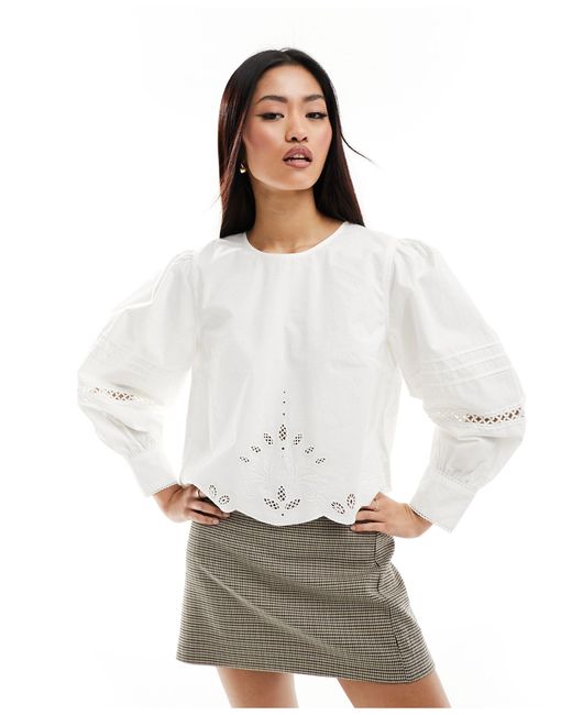 Blusa corta blanca con bordado inglés French Connection de color White