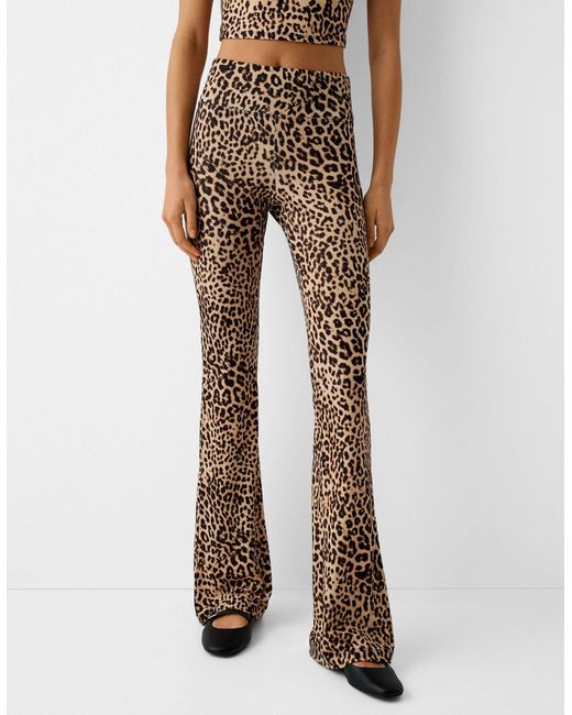 Pantaloni a zampa con stampa leopardata di Bershka in Natural