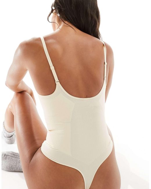 Body string sans coutures effet gainant à bonnets non rembourrés - beige DORINA en coloris White