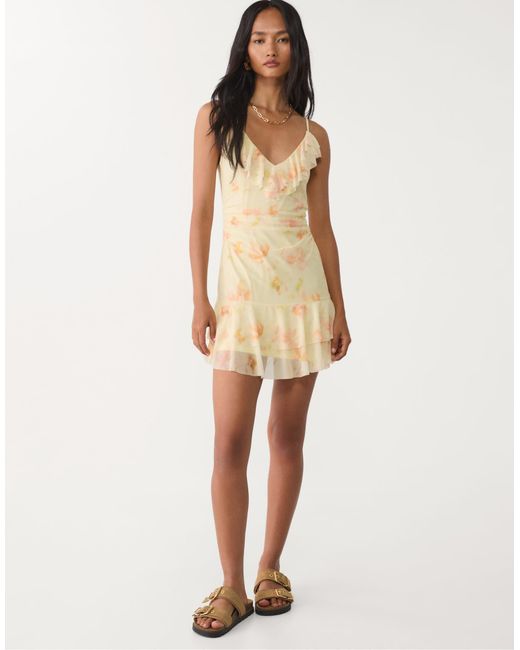 Robe courte en tulle imprimé à volants - doré Stradivarius en coloris Natural