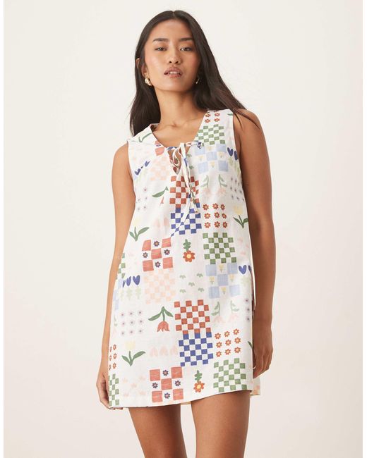 Robe courte en lin mélangé à imprimé floral mosaïque avec liens noués à l'avant ASOS en coloris Natural