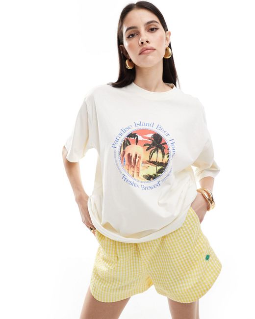 Camiseta color extragrande con estampado gráfico "paradise island beer" ASOS de color White