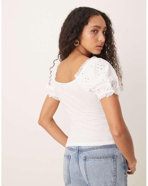 Top De Estilo Mesonera Con Mangas Abullonadas, Bordado Inglés Y Ribete De Encaje De ASOS de color White