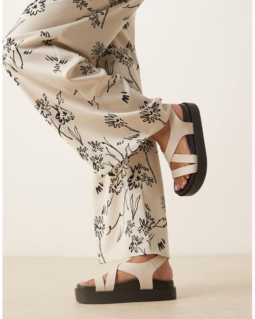 Sandalias Con Plantilla Moldeada Y Correas Cruzadas Farrah De ASOS de color Natural