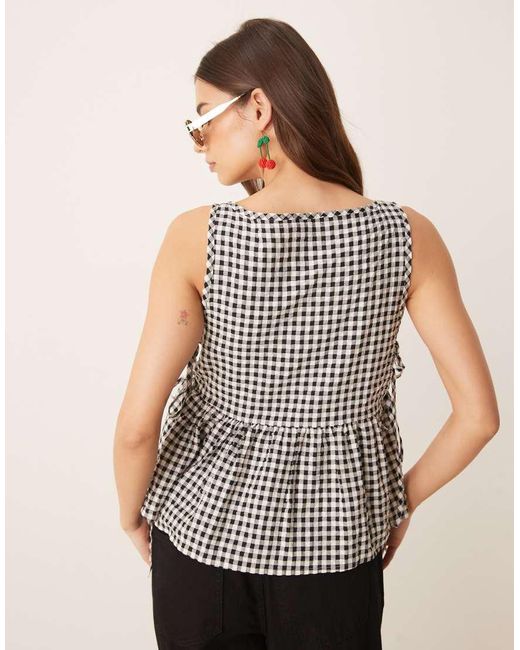 Top A Cuadros Vichy Monocromáticos De Tirantes De Estilo Babydoll Con Lazada Lateral De ASOS de color Multicolor