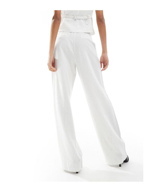 Pantaloni dritti bianchi effetto lino con motivo gessato di 4th & Reckless in White