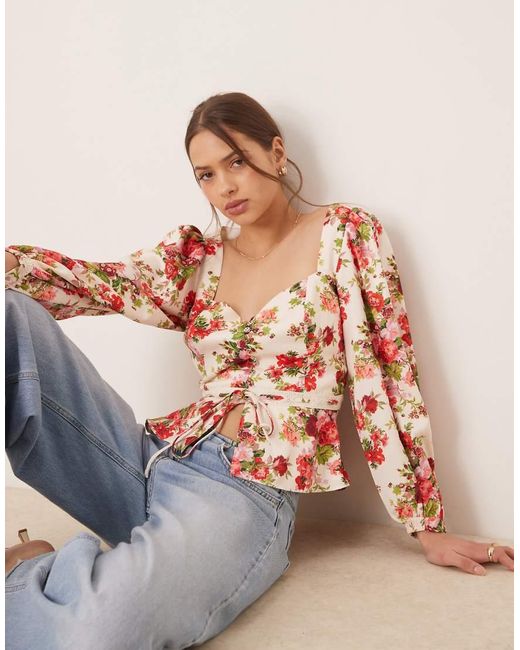 Blusa Blanca Con Estampado Floral Rojo, Escote Cuadrado, Sobrefalda Y Abertura En La Espalda De Hope & Ivy de color Red