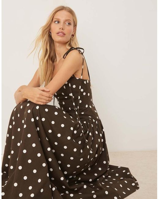 Vestito Midi Strutturato Marrone A Pois Con Spalline Allacciate E Vita Scesa di ASOS in Natural