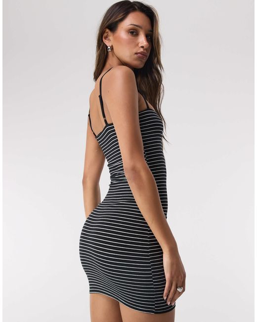 GOOD AMERICAN White – superelastisches mini-trägerkleid aus jersey mit klassischem streifenmuster