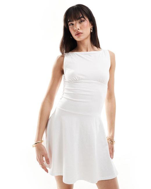 Vestito stile tennis avorio con fondo sceso di ASOS in White