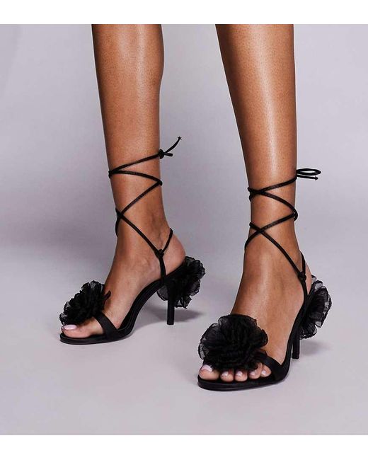 Sandalias Negras De Tacón Con Detalle De Flor Classy De Public Desire de color Brown