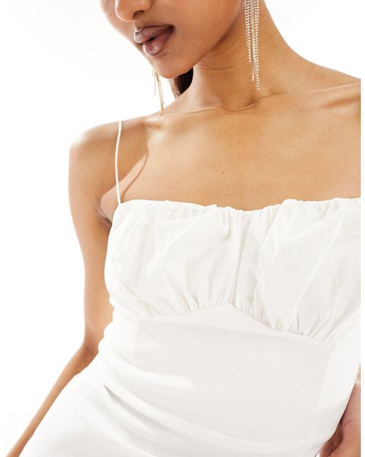 Exclusivité - robe mi-longue froncée à l'avant à bretelles fines Vesper en coloris White