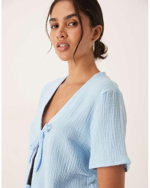 Camisa Azul Empolvado De Manga Corta Con Lazada Delantera De Bambula De (Parte De Un Conjunto) Jdy de color Blue