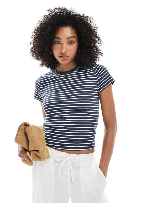 Hollister White – kurzärmliges t-shirt mit blauen streifen