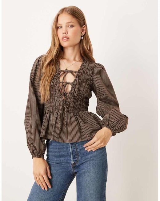 Glamorous Gesmokte Gestreepte Blouse Met Lange Mouwen En Gestrikte Voorkant in het Brown
