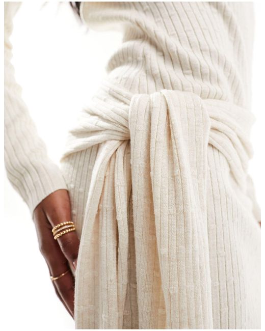 Simmi - robe courte en maille avec dos ouvert et détail drapé - écru SIMMI en coloris White