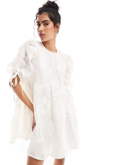 Robe babydoll courte avec manches volumineuses avec liens - jacquard & Other Stories en coloris White
