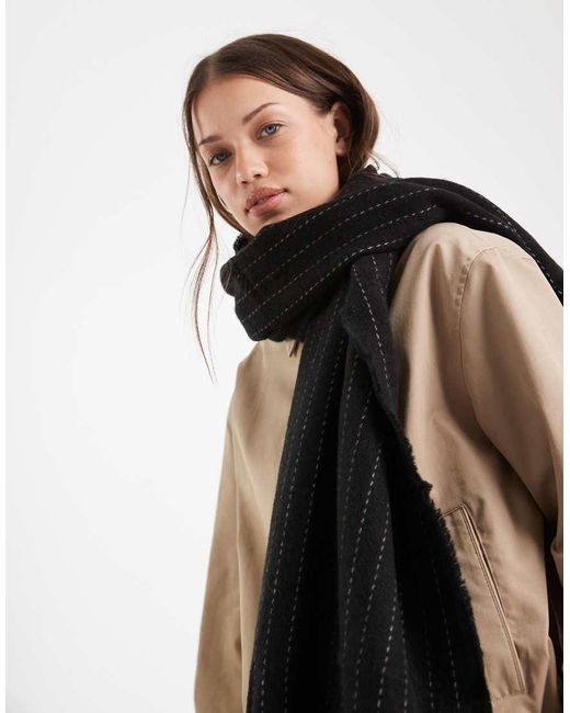 Sciarpa Morbida Nera Con Stampa Gessata E Frange di Vero Moda in Black