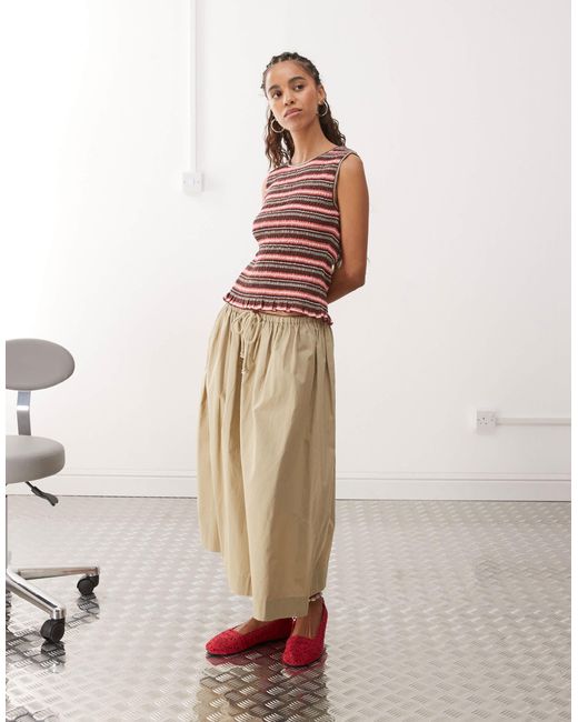 Monki Natural – ärmelloses, gesmoktes hänger-tanktop