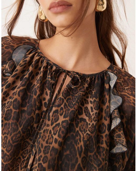 Robe courte en mousseline à manches ange avec imprimé léopard ASOS en coloris Brown