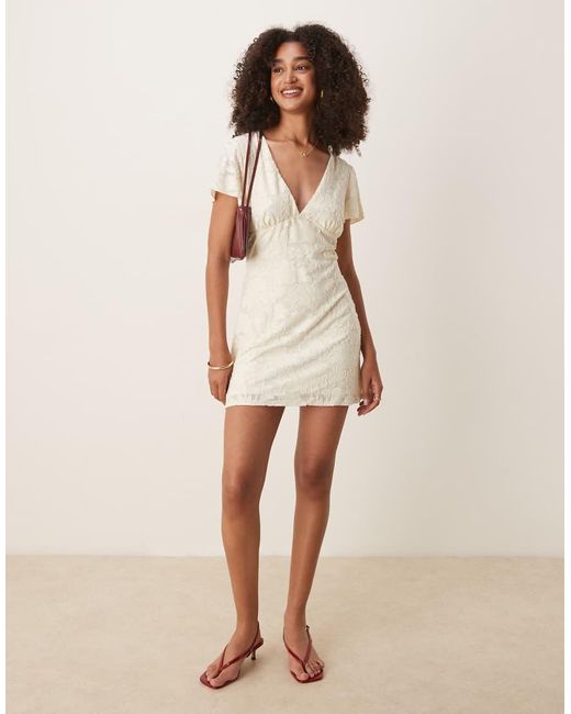 Vestito Corto Dévoré Con Manica Con Volant E Scollo A V di ASOS in White
