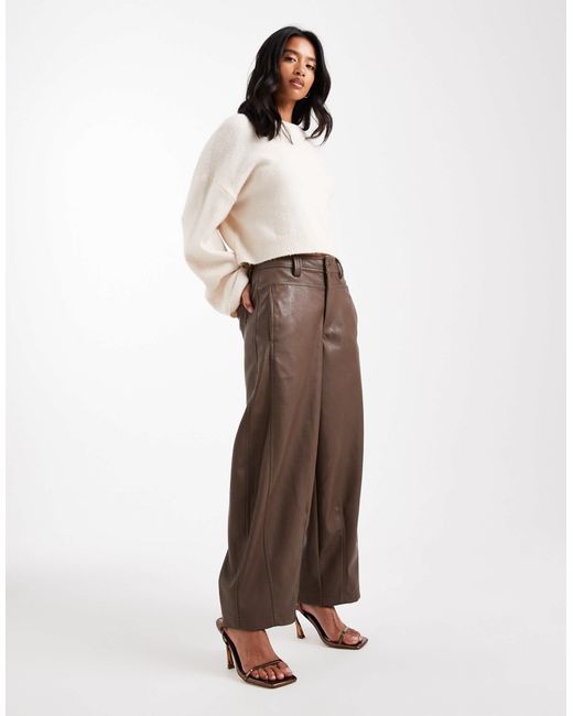Petite - pantalon large en imitation cuir à surpiqûres - marron ASOS en coloris Brown