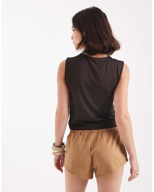 Top Chocolate Sin Mangas Con Cuello Subido De ONLY de color Brown