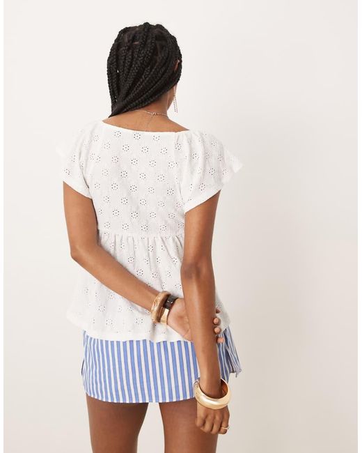 Top Allacciato Sul Davanti Con Volant di Gina Tricot in White