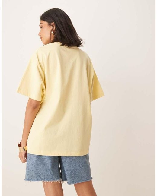 Camiseta Amarilla Extragrande Con Estampado Gráfico De Sellos De ASOS de color Yellow