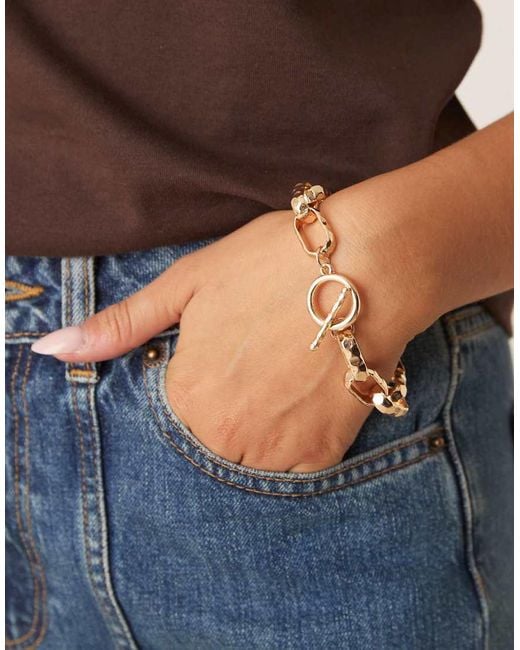 Pulsera Dorada Con Diseño De Cadena Texturizada Y Cierre De Barra En Forma De T De ASOS de color Blue